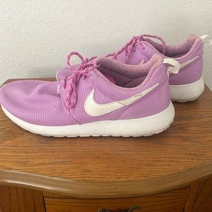 Women’s Nike tennis shoes